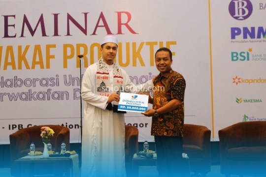 Penyerahan Donasi dari SOLOPEDULI oleh Sidik Anshori S.Sos.I (kiri), selaku Direktur Utama SOLOPEDULI kepada Mohamed Wael Al Zard (kanan), perwakilan dari Mitra Gaza Palestina pada hari Sabtu (27/10/2023)